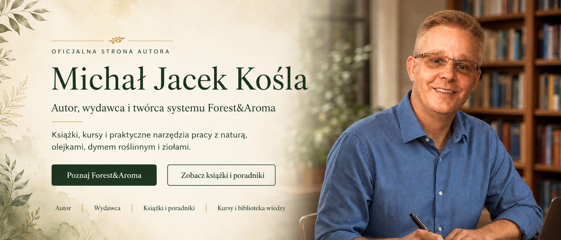 Hero image: autor Michal Jacek Kośla po prawej, siedzi przy biurku w bibliotece; po lewej widoczny tekst promocyjny o Forest&Aroma.