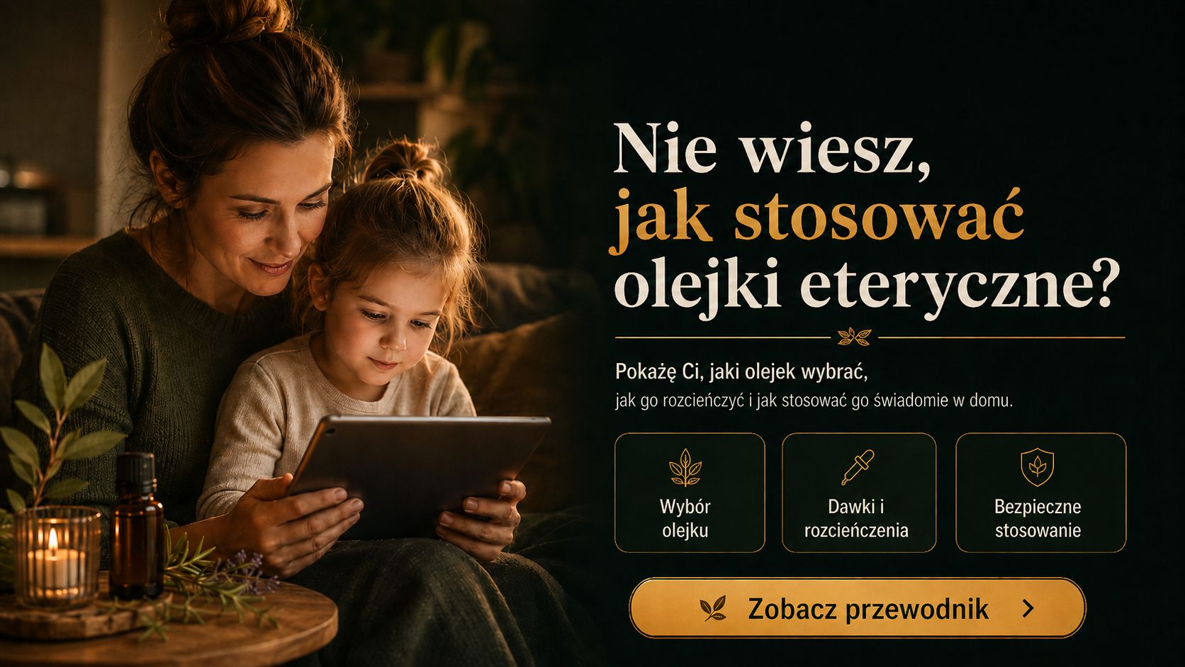 Matka i córka na kanapie, wspólnie oglądają tablet w przytulnym, domowym wnętrzu z świecami w tle.