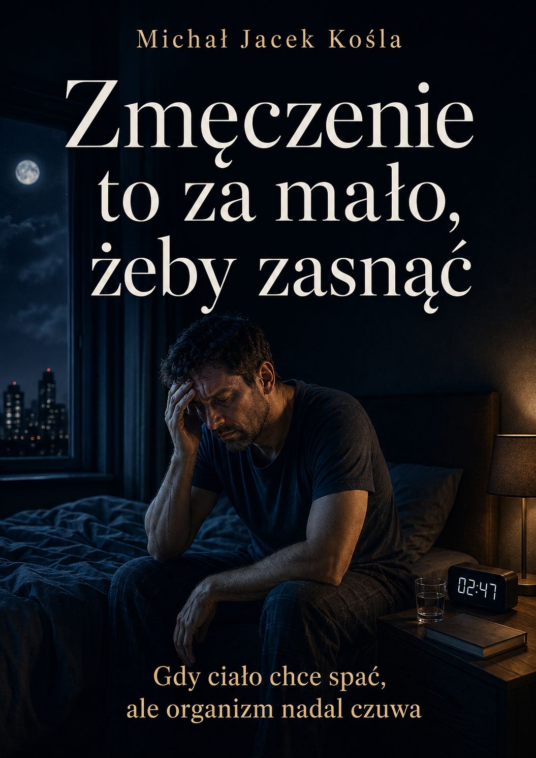 Mężczyzna siedzi na łóżku w nocnej sypialni, trzyma się za głowę; na stoliku budzik pokazuje 02:41, w tle okno z miejskimi światłami.